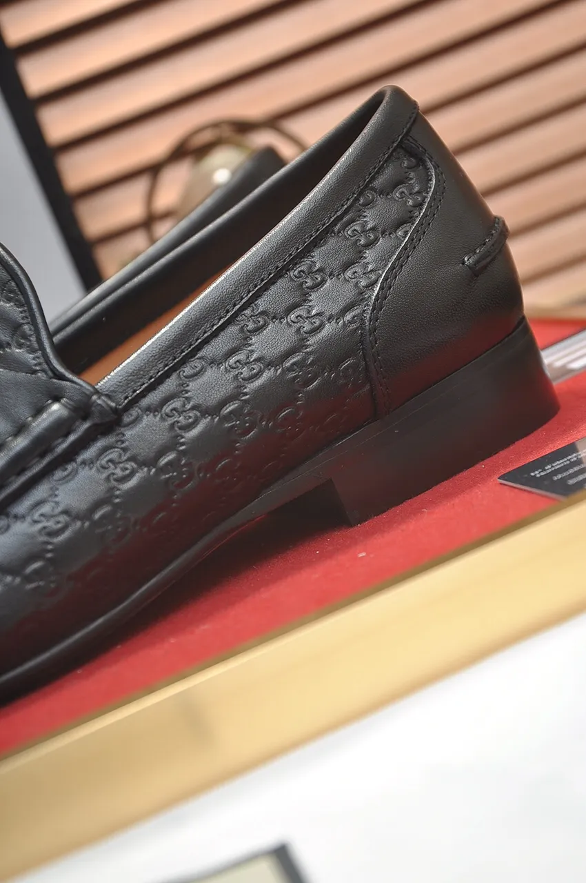 Men's shoes💰500💶Italy's top luxury men's shoe giant (GUCCI) (Gucci) (full cowhide lining) new arrival🍃Original European style🔰 Pleasant to the eye😍In order to make the shoes more durable and non-deformable🌀The production continues to follow traditional methods but there is still no lack of innovation💪Choose original sheepskin for the leather♻️ Smooth and natural And extra bright ⭐Made of imported cowhide, the first choice of rich people 38-45 (45 customized)
